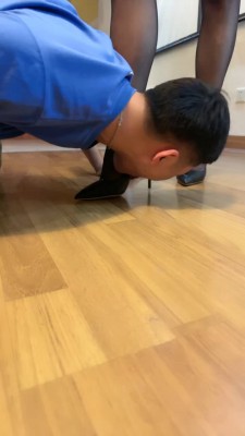 图片[2]_套路直播视频【鹿大人】高跟黑丝脚下崇拜-狂舔/遛狗/踩踏碾压【双视角版】 bf26285_HD绳艺资源