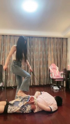 图片[7]_套路直播视频【桃幼幼】反绑艺术训练踩踏/骑马/洗脚水窒息 bf26361_HD绳艺资源