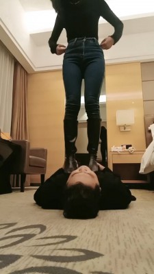 图片[4]_套路直播视频【御神】长靴全体重踩踏/转胯遛狗/闻舔原味白袜脚 bf26432_HD绳艺资源