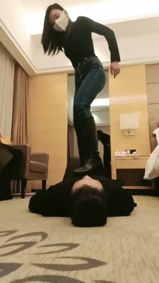 图片[5]_套路直播视频【御神】长靴全体重踩踏/转胯遛狗/闻舔原味白袜脚 bf26432_HD绳艺资源