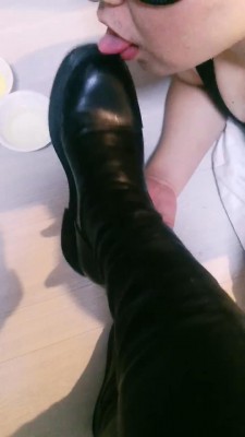 图片[2]_套路直播视频【甜音】马奴骑训场/舔靴喂食/吃臭袜/踩头 bf26182_HD绳艺资源