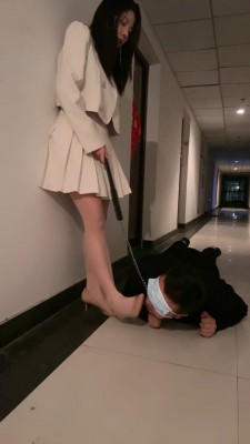 套路直播视频【猫咪大大】户外-楼梯间踩业主/拧耳朵/舔脚酸奶喂食/训练 bf26394_HD绳艺资源