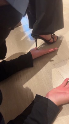 图片[3]_套路直播视频【伊莉】超臭原味白棉袜捂狗/高跟踩狗爪 bf26409_HD绳艺资源