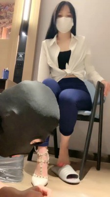 图片[5]_套路直播视频【伊伊S】高跟裸足踩踏喂食-小白鞋碾压 bf26331_HD绳艺资源