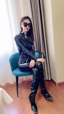 套路直播视频【浅夏】车模皮衣皮靴虐狗-训练踩踏脚深喉 bf26316_HD绳艺资源