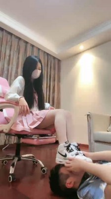 图片[2]_套路直播视频【桃幼幼】萝莉主手脚并用抽耳光/运动鞋踩狗脸 bf26234_HD绳艺资源