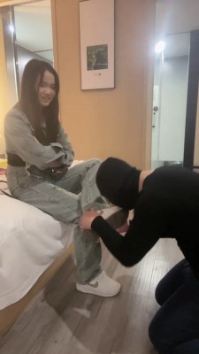 套路直播视频【叶娘】双S-舔脏鞋/蒙眼闻脚闻袜/踩踏【双视角版】 bf26152_HD绳艺资源