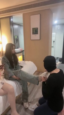 图片[3]_套路直播视频【叶娘】双S-舔脏鞋/蒙眼闻脚闻袜/踩踏【双视角版】 bf26152_HD绳艺资源