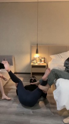 图片[5]_套路直播视频【叶娘】双S-舔脏鞋/蒙眼闻脚闻袜/踩踏【双视角版】 bf26152_HD绳艺资源