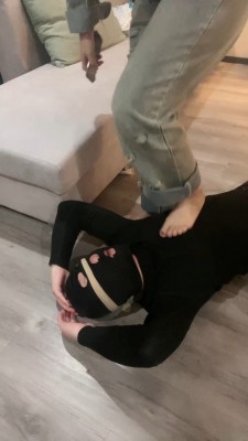 图片[6]_套路直播视频【叶娘】双S-舔脏鞋/蒙眼闻脚闻袜/踩踏【双视角版】 bf26152_HD绳艺资源