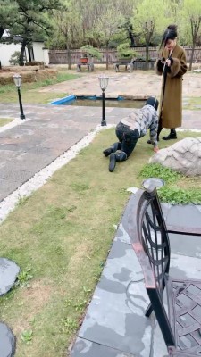 【宸宸】双S户外遛狗-清理脏泥靴底/喝地上脏水【双视角版】bf26780_HD绳艺资源