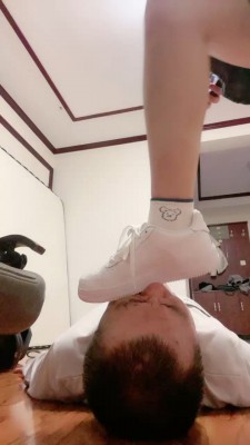 图片[4]_【悦主大大】小白鞋提档/闻鞋窝/全体重踩踏/舔闻臭脚 bf26751_HD绳艺资源