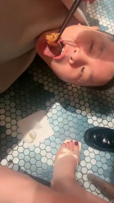 图片[2]_套路直播视频【三三】餐厅聚会群调/塑料袋套头窒息/喂食舔脚【双视角版】bf26776_HD绳艺资源