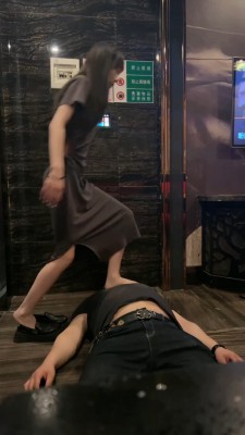 图片[3]_套路直播视频【文文】精神小妹KTV全体重踩踏-喂口水-耳光 bf26792_HD绳艺资源