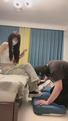 套路直播视频【兔兔大人】学生S首调-舔各种脏鞋【双视角版】 bf26818_HD绳艺资源