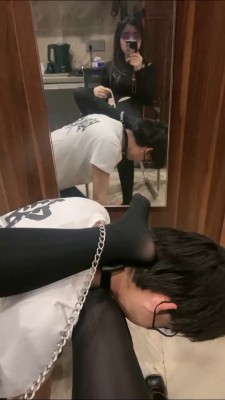 套路直播视频【暴揍小溪】双S-艺校女神黑丝袜踩奶狗/喂酸奶【双视角完整版】bf26761_HD绳艺资源