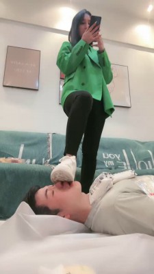 套路直播视频【思诺】第一次玩深喉变被踹打/吃船袜 bf26763_HD绳艺资源