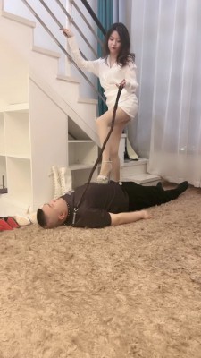 图片[5]_【妍主大大】发现邻居偷舔鞋子-高跟全体重踩踏/转胯遛狗 bf26681_HD绳艺资源