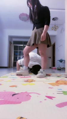 图片[2]_【蔓哥】萝莉主小白鞋踩狗爪/转胯/骑马坐脸/闻舔鞋底 bf26637_HD绳艺资源