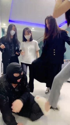 【精神小妹】群调-学生主高难度挑战踢踹/全体重踩踏/转胯喝圣水 bf26612_HD绳艺资源