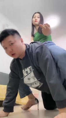 【素人星探】骑马遛狗/高跟肉丝踩踏/虐乳臭脚捂脸窒息 bf26618_HD绳艺资源