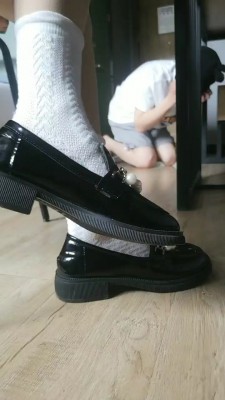 【阿喵】萝莉主皮鞋白袜踩踏喂食 bf26480_HD绳艺资源