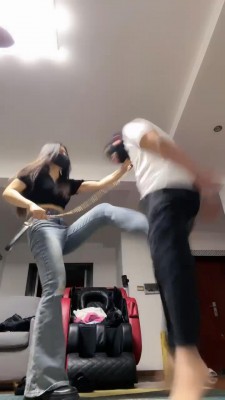 图片[2]_【苏州十三姨】双S牛仔裤高难度挑战踢裆虐废狗/手铐反绑/踹头 bf26559_HD绳艺资源