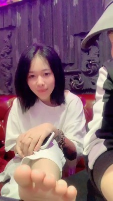 图片[2]_【精神小妹】KTV开发素人舔裸足 bf26498_HD绳艺资源