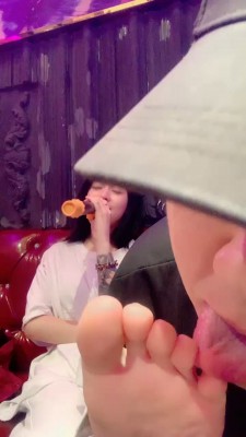 图片[3]_【精神小妹】KTV开发素人舔裸足 bf26498_HD绳艺资源