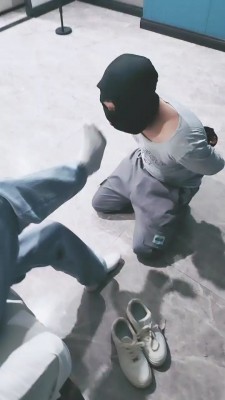 图片[2]_【小狐狸S】双S-小白鞋白袜全体重踩踏/骑马/踢踹 bf26954_HD绳艺资源