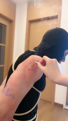 图片[3]_【奈奈生】白袜塞嘴重度刑-烟烫刻字/训练/耳光抽小白鞋踩 bf26898_HD绳艺资源