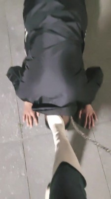 图片[2]_【嫦娥】深夜户外犬化-转胯爬行/长靴踩踏碾压 JS23040902_HD绳艺资源