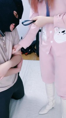 图片[6]_【Lisa宝宝】晨起洗脚舔裸足伺候/白长靴踢裆/虐乳耳光 JS230409_HD绳艺资源