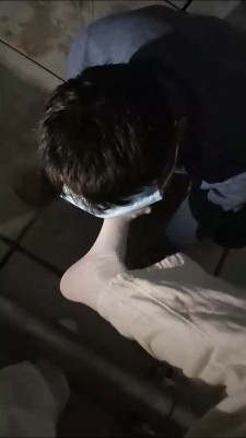 图片[2]_【小亿】阳台素人调-小白鞋超臭白棉袜强迫狗闻舔【完整版】bf26891_HD绳艺资源