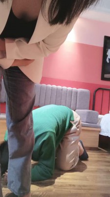 【嗯哼S】高跟裸足踩踏喂食 bf26861_HD绳艺资源