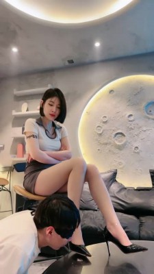 【简一】长腿车模S-高跟踩狗舌/口水拉丝/舔大腿诱惑 bf26887_HD绳艺资源