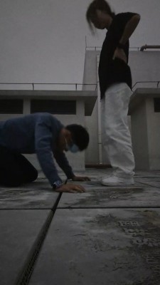 图片[2]_【小亿】阳台素人调-小白鞋超臭白棉袜强迫狗闻舔 bf26874_HD绳艺资源