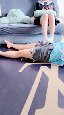 图片[4]_【苏恩】双S-白袜脚踩闺蜜聊天【完整版】 bf26948_HD绳艺资源