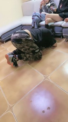 【安琪】推荐-6S群调群虐-喝圣水/脏鞋踩踏喂食【完整版】bf26978_HD绳艺资源