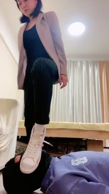 图片[8]_【小妮】夜跑后运动鞋白袜舔/吃烟灰.骑马舔裸足 bf26973_HD绳艺资源