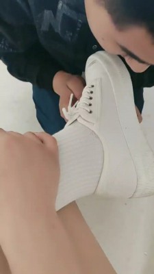 图片[2]_【诺诺子】小白鞋白袜踩脚垫/袜子塞嘴捂脸/裸足深喉 bf26959_HD绳艺资源