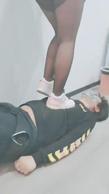 图片[3]_【小欣欣情侣】开发蹂躏脚垫/帆布鞋小白鞋高难度挑战跳踩 bf26942_HD绳艺资源