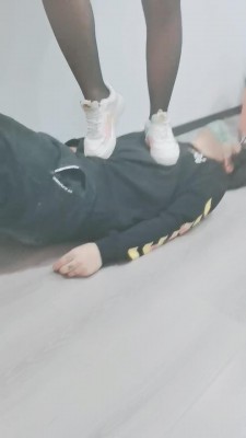 图片[4]_【小欣欣情侣】开发蹂躏脚垫/帆布鞋小白鞋高难度挑战跳踩 bf26942_HD绳艺资源