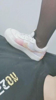 图片[5]_【小欣欣情侣】开发蹂躏脚垫/帆布鞋小白鞋高难度挑战跳踩 bf26942_HD绳艺资源