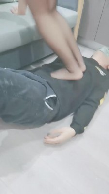 图片[8]_【小欣欣情侣】开发蹂躏脚垫/帆布鞋小白鞋高难度挑战跳踩 bf26942_HD绳艺资源