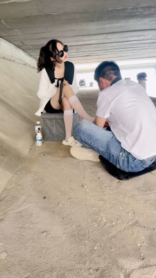 【尤黎】户外-白丝诱惑/叼拖鞋/吃白丝袜/裸足喂酸奶 bf27439_HD绳艺资源