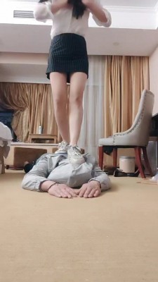 图片[2]_【馨雅】五花大绑小白鞋+高跟全体重踩踏 bf27457_HD绳艺资源