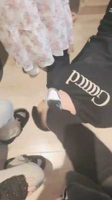 【爆爆】4素人S-轮流抽耳光/穿鞋踩踏碾压/遛狗 bf2731_HD绳艺资源