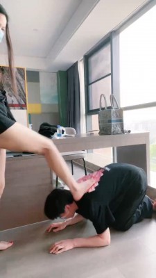 【琪琪大人】桌下视角羞辱/提档/裸足踩踏 bf27324_HD绳艺资源