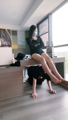 图片[3]_【琪琪大人】桌下视角羞辱/提档/裸足踩踏 bf27324_HD绳艺资源